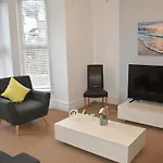 Newquay Escape, 5 Spacious Ensuite Bedrooms & Parking- Simplycheckin