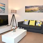 Newquay Escape, 5 Spacious Ensuite Bedrooms & Parking- Simplycheckin