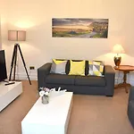 Newquay Escape, 5 Spacious Ensuite Bedrooms & Parking- Simplycheckin