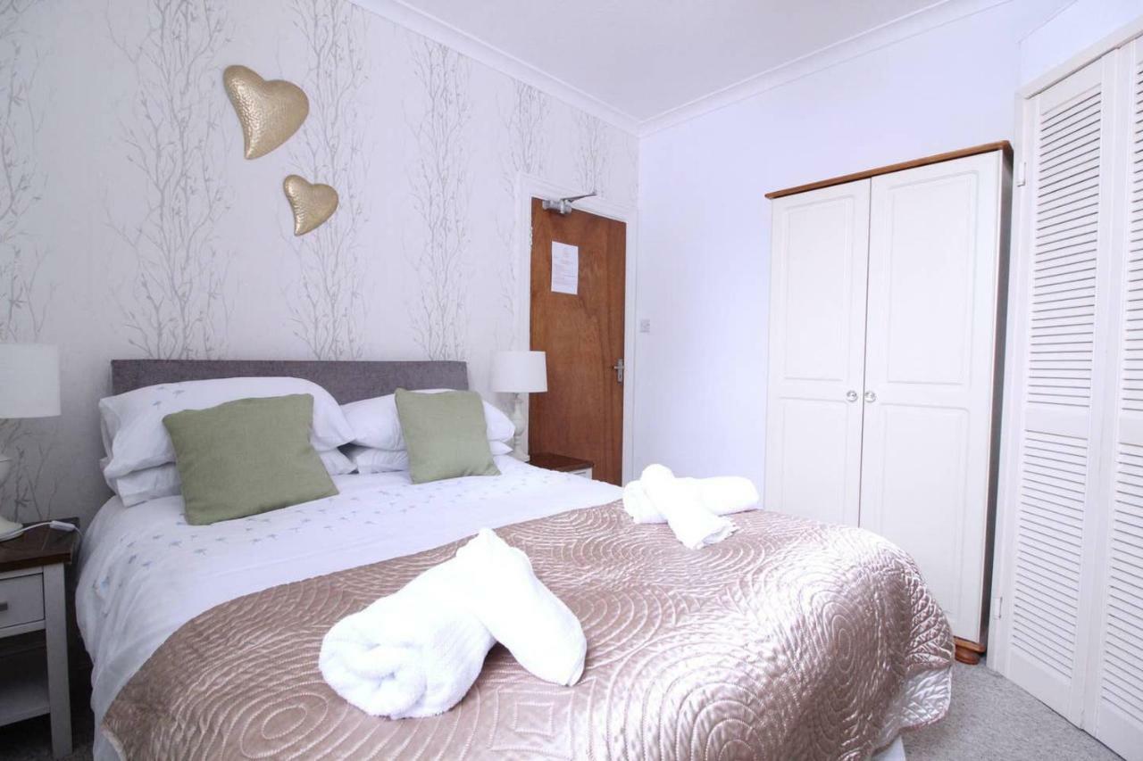 Holiday home Newquay Escape, 5 Spacious Ensuite Bedrooms & Parking- Simplycheckin