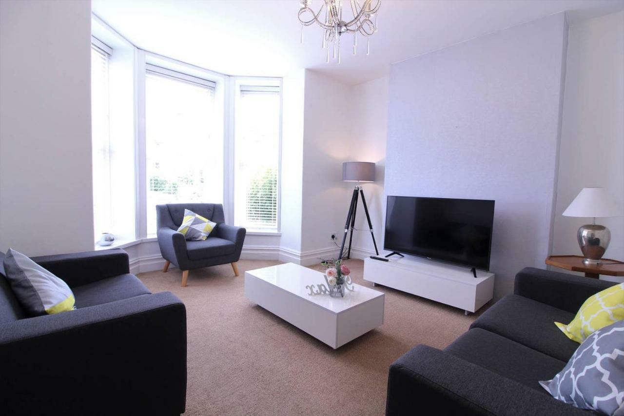 Newquay Escape, 5 Spacious Ensuite Bedrooms & Parking- Simplycheckin Holiday home *