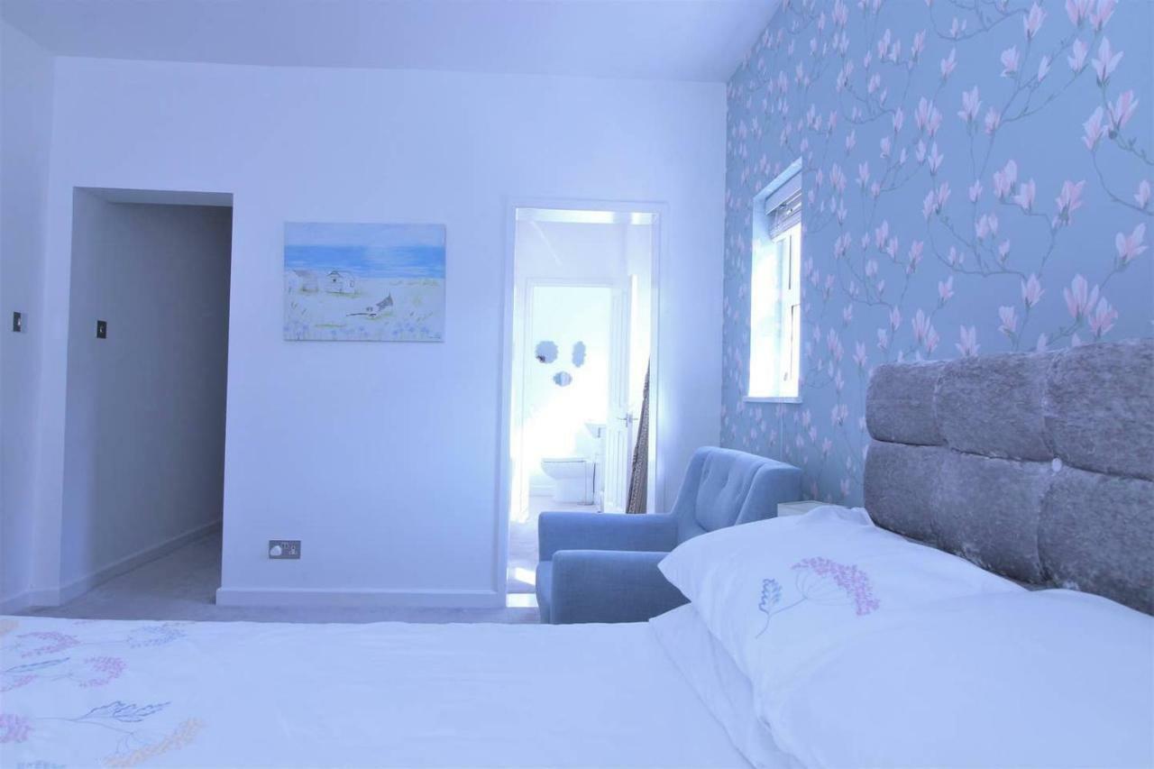 Holiday home Newquay Escape, 5 Spacious Ensuite Bedrooms & Parking- Simplycheckin *