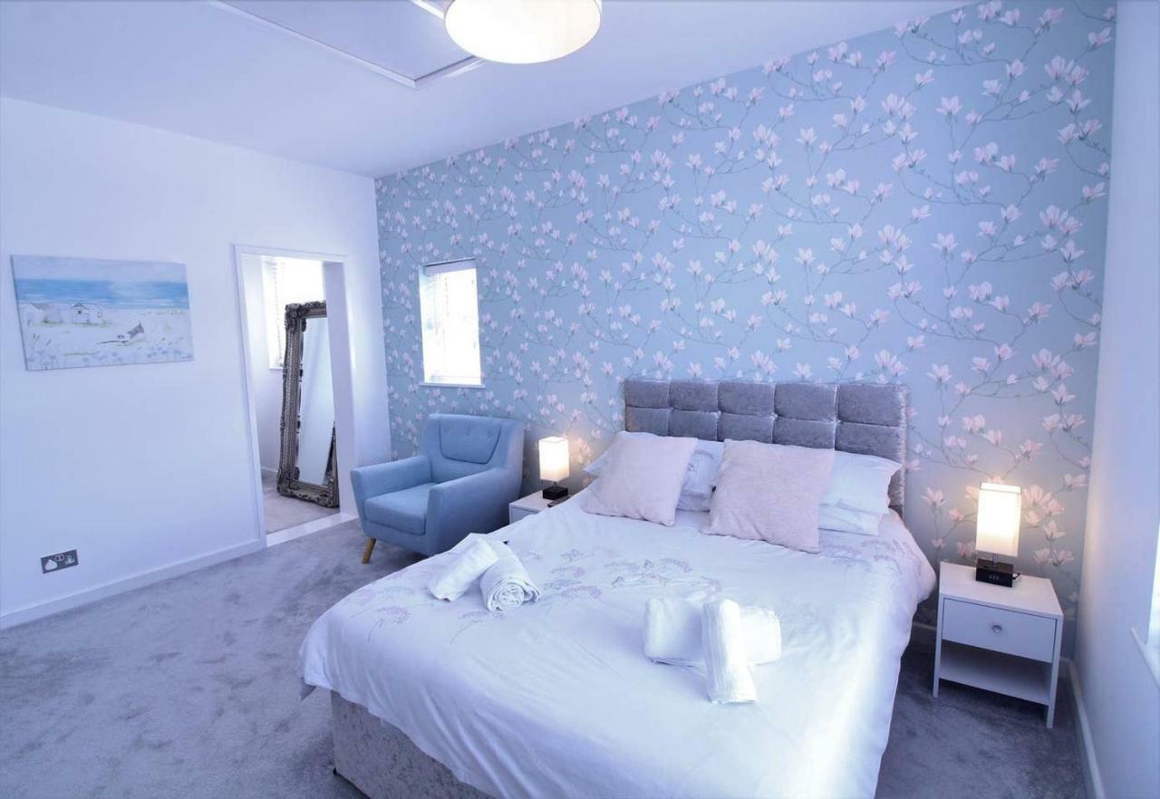 Newquay Escape, 5 Spacious Ensuite Bedrooms & Parking- Simplycheckin *