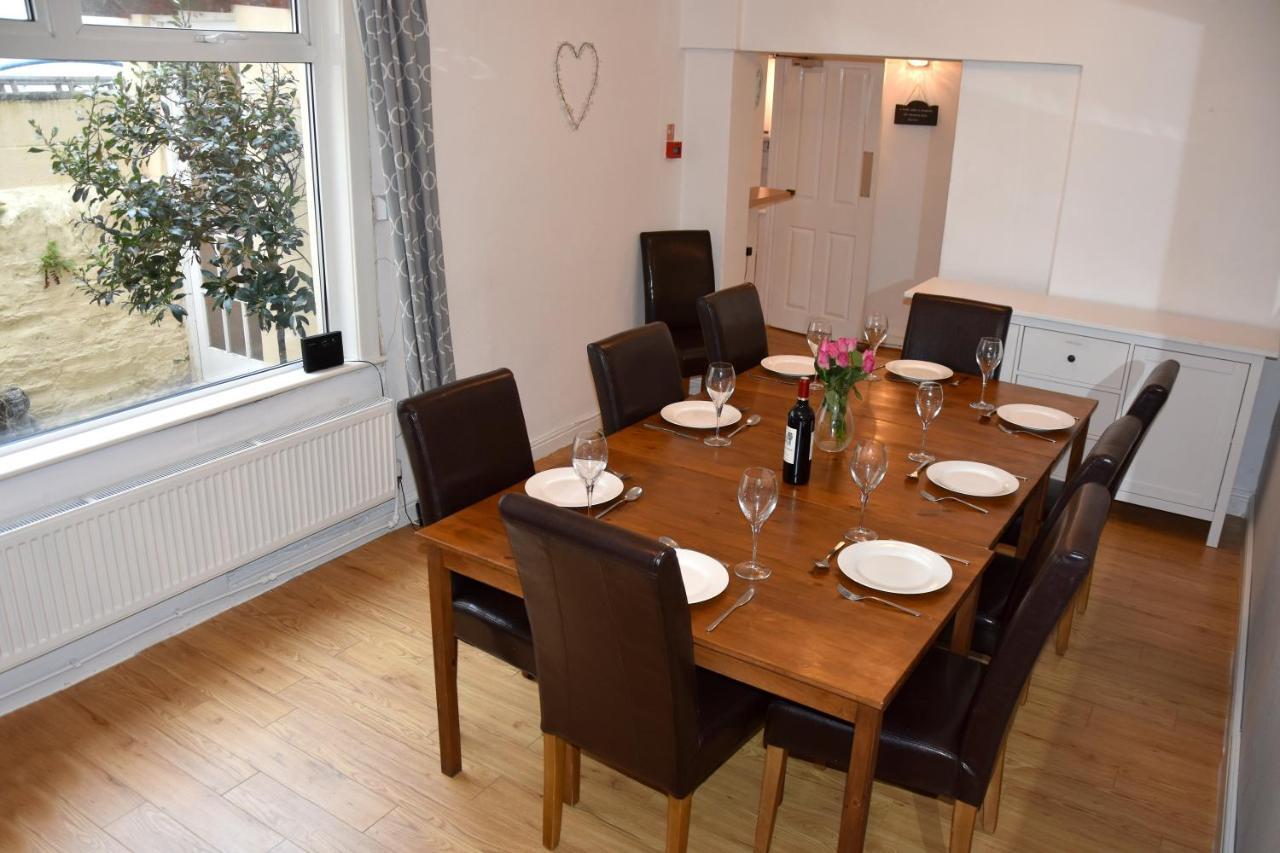 Holiday home Newquay Escape, 5 Spacious Ensuite Bedrooms & Parking- Simplycheckin *