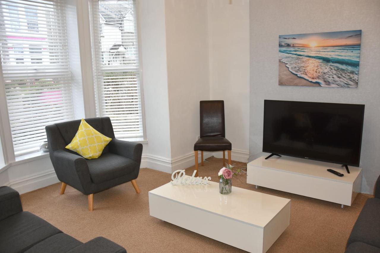 Newquay Escape, 5 Spacious Ensuite Bedrooms & Parking- Simplycheckin *