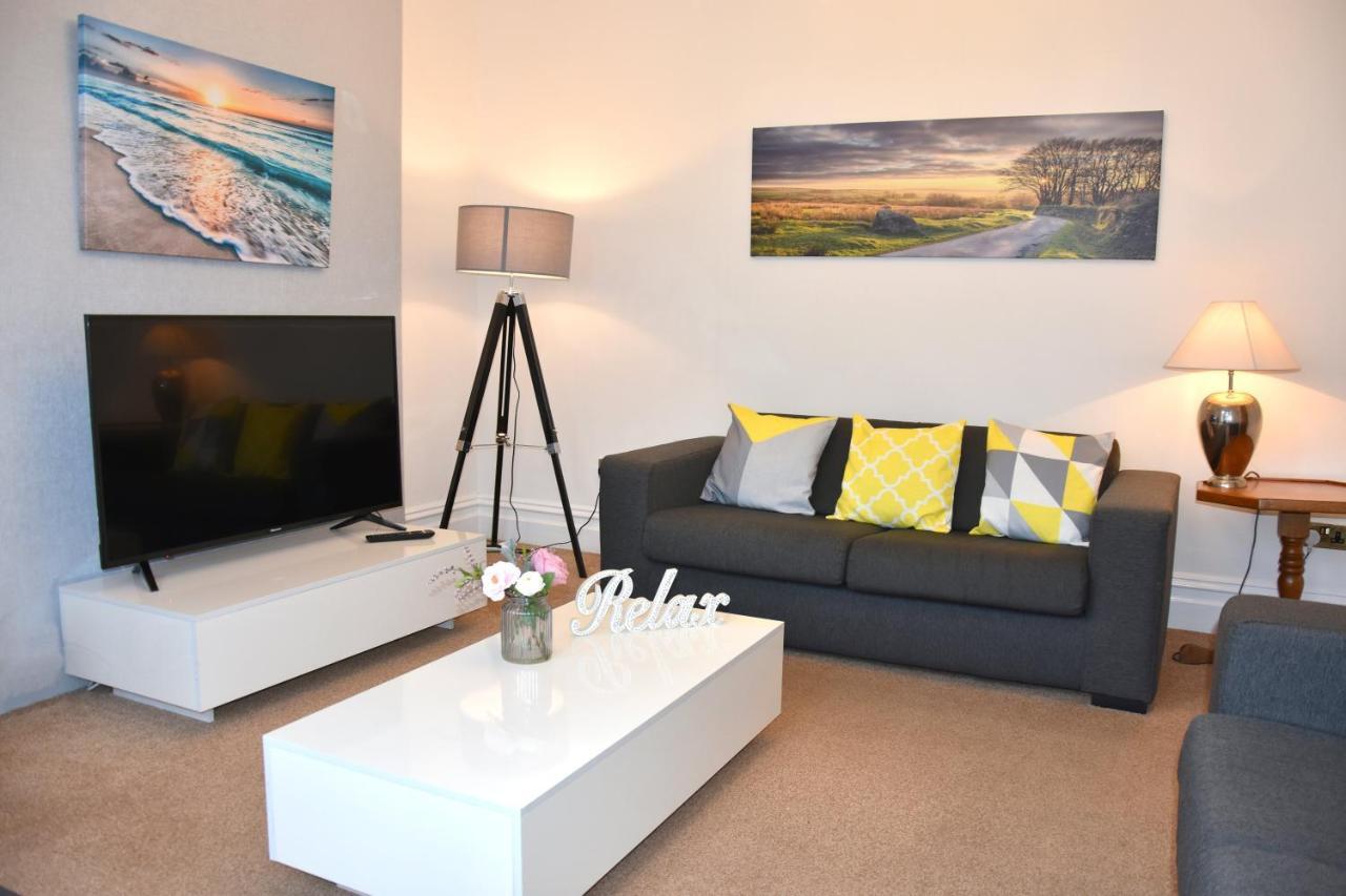 Newquay Escape, 5 Spacious Ensuite Bedrooms & Parking- Simplycheckin