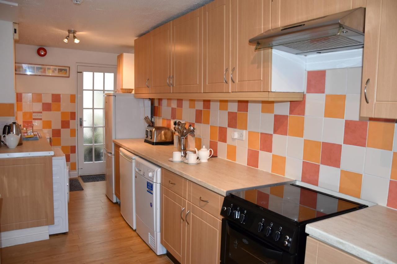 Newquay Escape, 5 Spacious Ensuite Bedrooms & Parking- Simplycheckin Holiday home