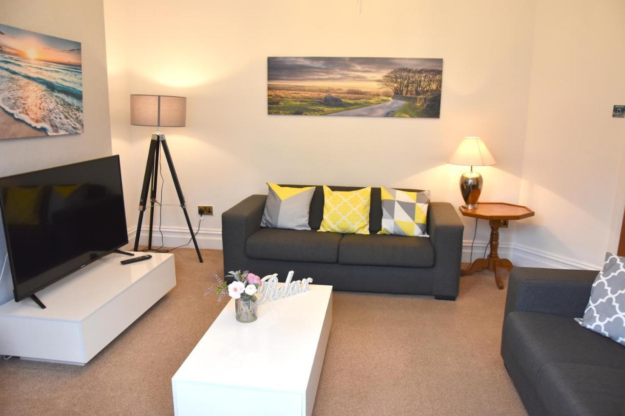 Newquay Escape, 5 Spacious Ensuite Bedrooms & Parking- Simplycheckin