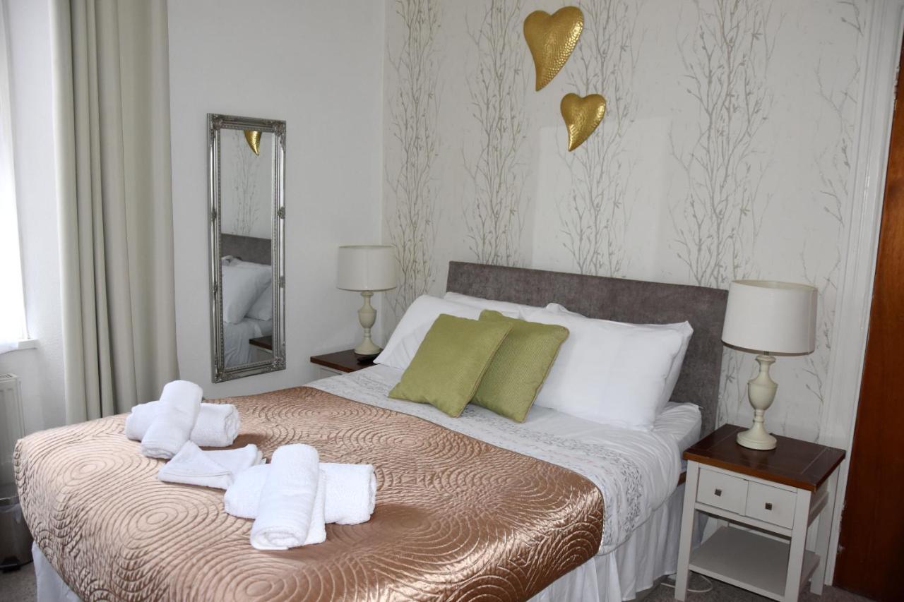 Newquay Escape, 5 Spacious Ensuite Bedrooms & Parking- Simplycheckin Holiday home
