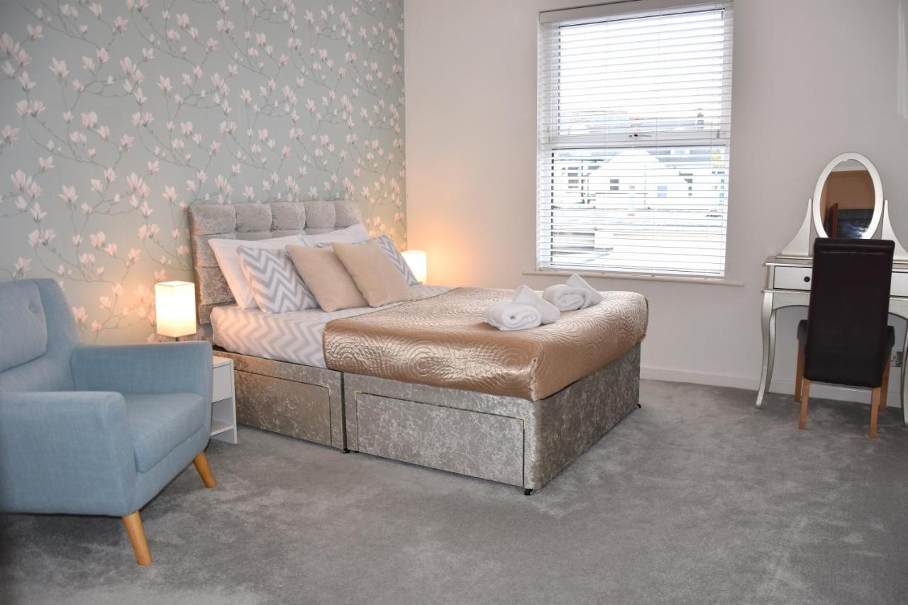Holiday home Newquay Escape, 5 Spacious Ensuite Bedrooms & Parking- Simplycheckin *