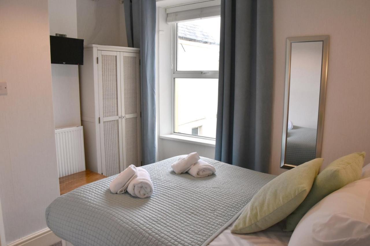 Newquay Escape, 5 Spacious Ensuite Bedrooms & Parking- Simplycheckin *