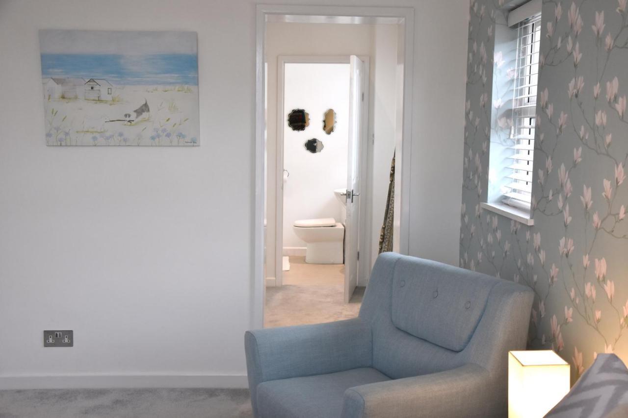 Newquay Escape, 5 Spacious Ensuite Bedrooms & Parking- Simplycheckin Holiday home