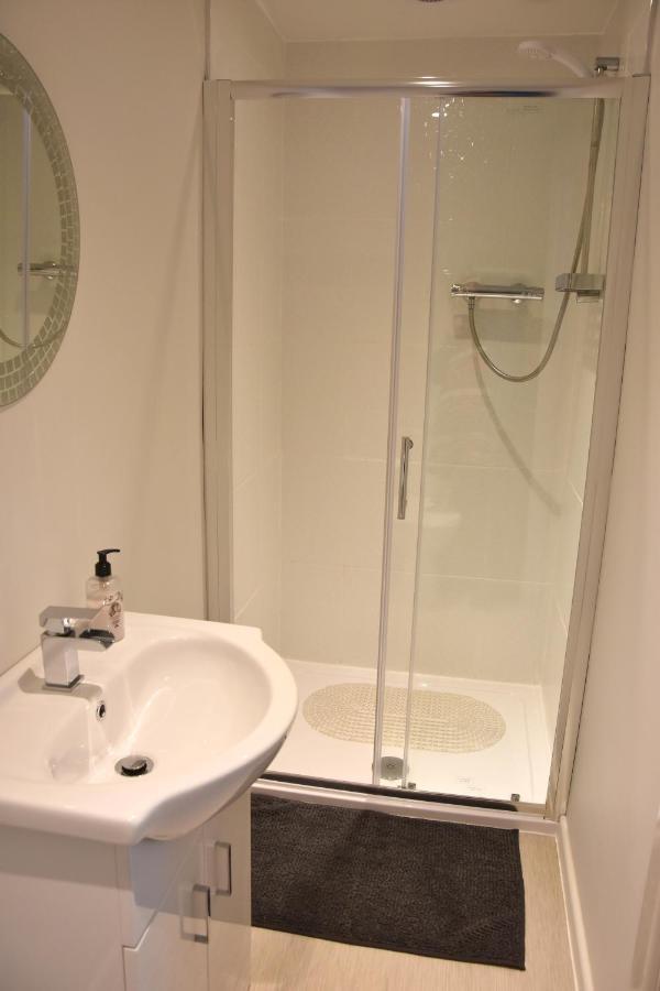 Newquay Escape, 5 Spacious Ensuite Bedrooms & Parking- Simplycheckin *