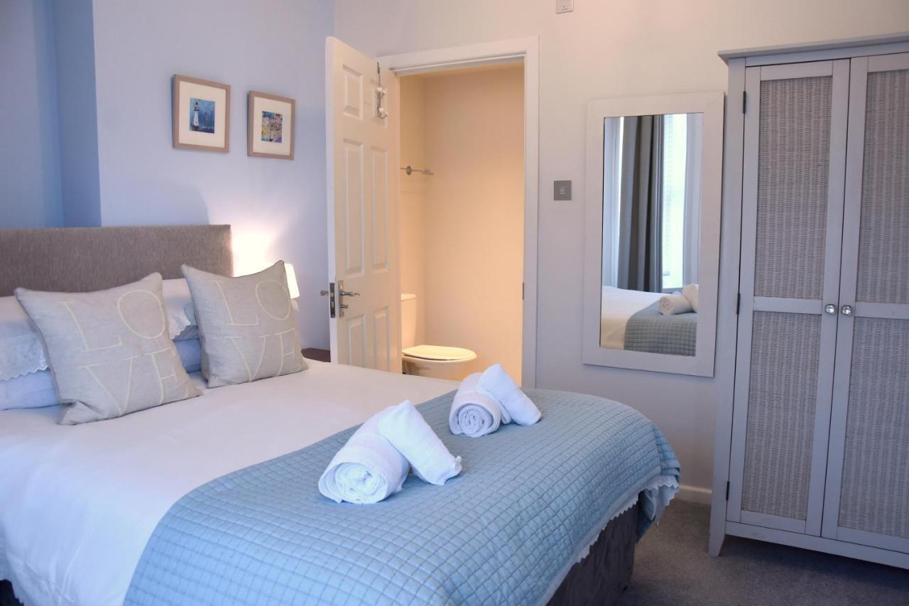 Newquay Escape, 5 Spacious Ensuite Bedrooms & Parking- Simplycheckin *